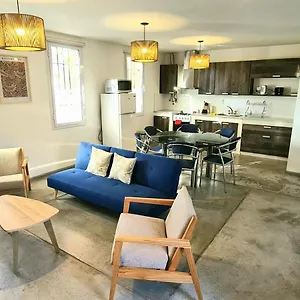 Modern House With Garden Close To Arístides Mendoza